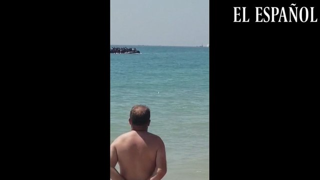 Llega a una playa de Chiclana (Cádiz) una neumática con unas 50 personas