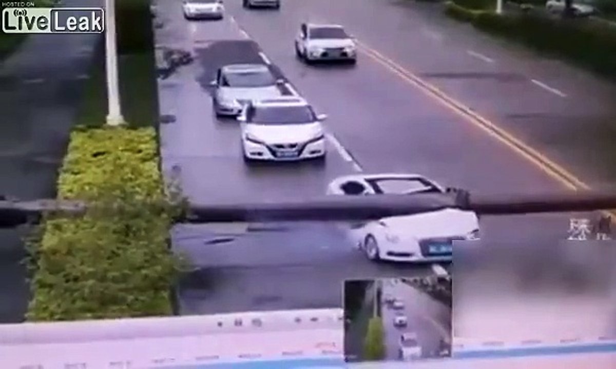 Miraculé, ce conducteur sort vivant d'une voiture écrasée par un pylône lampadaire !