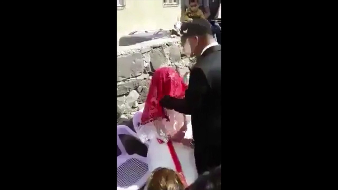 Par 'tradition', cet homme gifle violemment sa femme le jour du mariage
