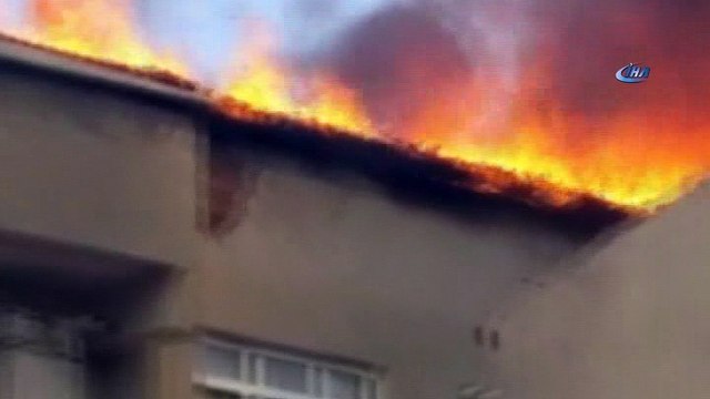 Esenler’de 5 katlı binanın çatı katında yangın