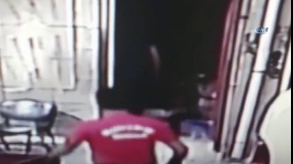 Dükkanı Boş Gördü, Bir An Bile Tereddüt Etmedi: O Anlar Kamerada