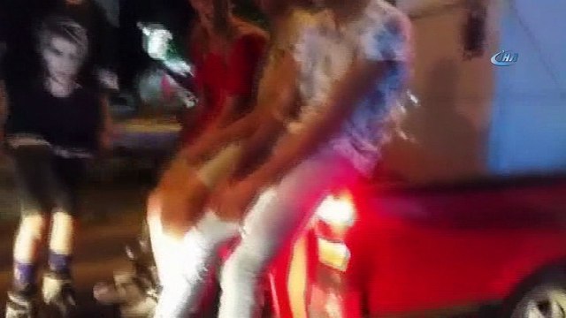 Gençlerin kamyonet kasasında tehlikeli yolculuğu yürekleri ağza getirdi
