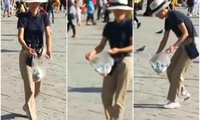 Japon turistler Konak Meydanı'nda çöp topladı