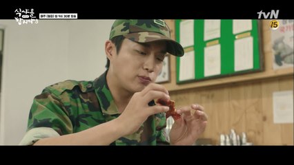 군복으로 의상만 바뀌었지, 치킨 먹방은 여전한 윤두준!