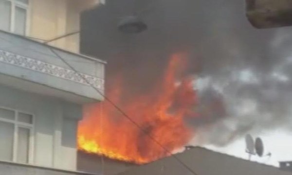 Esenler’de yangın paniği: 5 katlı binanın çatısı alev alev