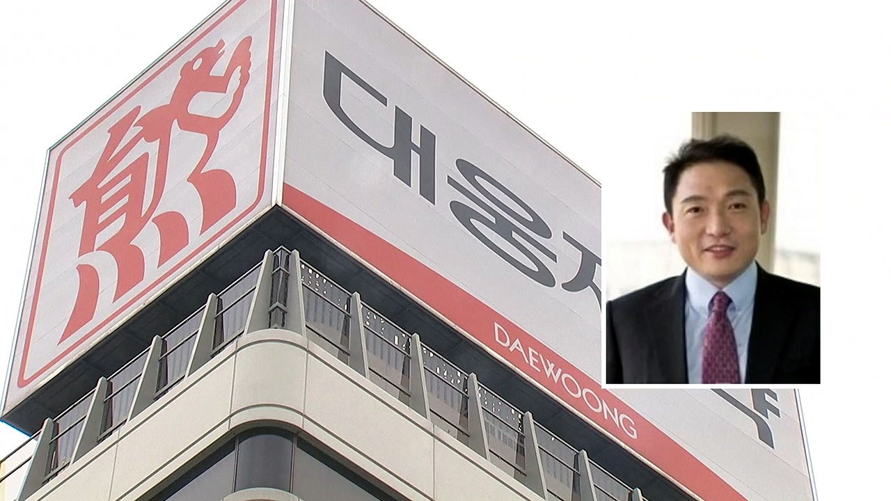 [단독] 돌연 출국한 대웅제약 윤재승...'꼼수 퇴진' 논란 / YTN
