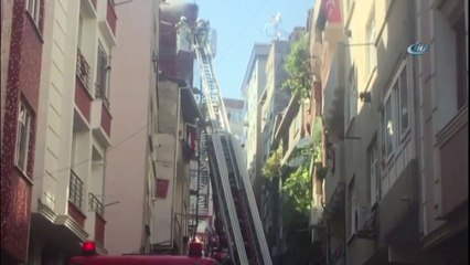 Esenler’de 5 Katlı Binanın Çatı Katında Yangın Çıktı