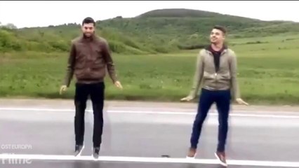 Jungen in der Straße tanzen