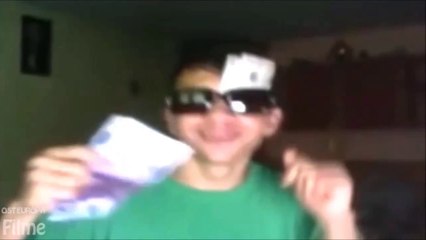 Junge tanzen mit Geld aus orientalische Musik