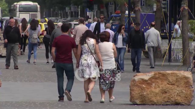 Ora News - Shqetësuese, 70-80% e shqiptarëve duan të ikin jashtë për të punuar