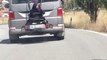 Genç Kızın, Hareket Eden Minibüsün Arkasını Yük Gibi Bağlanması Tepki Çekti