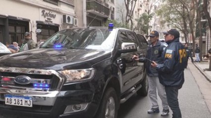 Policía argentina allana el apartamento de Cristina Fernández