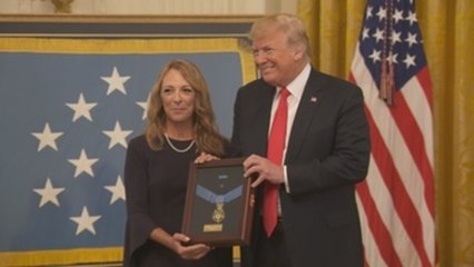 Trump condecora al "guerrero" al que su patrulla dejó atrás en Afganistán