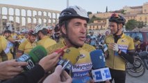 Delgado recibe el homenaje de 2.500 ciclistas encabezados por Miguel Induráin