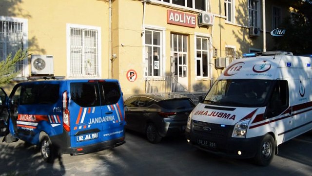 Ailesini katleden şahıs adliyeye taşınarak getirildi