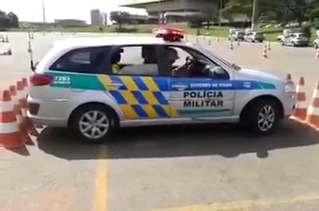 Comment sortir d'une place de parking rapidement... En mode cascadeur