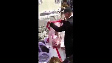 Ce futur marié gifle sa femme le jour du mariage pour respecter une coutume révoltante