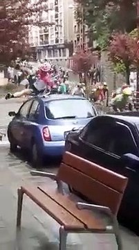 Un cycliste se mange une voiture en pleine face