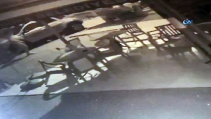 Küfürlü konuşanları uyaran taksiciye silahlı saldırı anı kamerada