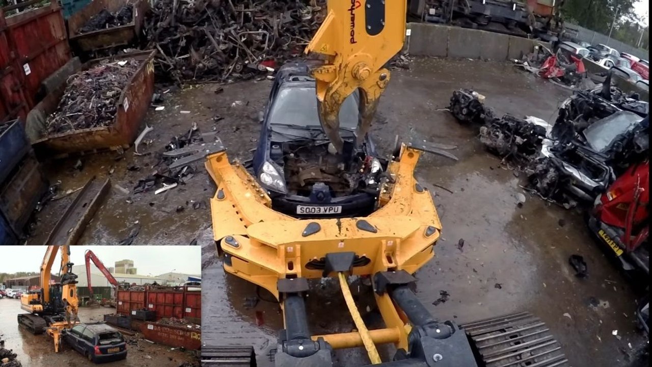 Démontage d'une Clio dans une casse auto