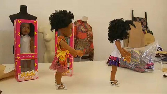أكيكي .. دمية إفريقية تُدخل الفرح والبهجة لدى أطفال القارة السمراء