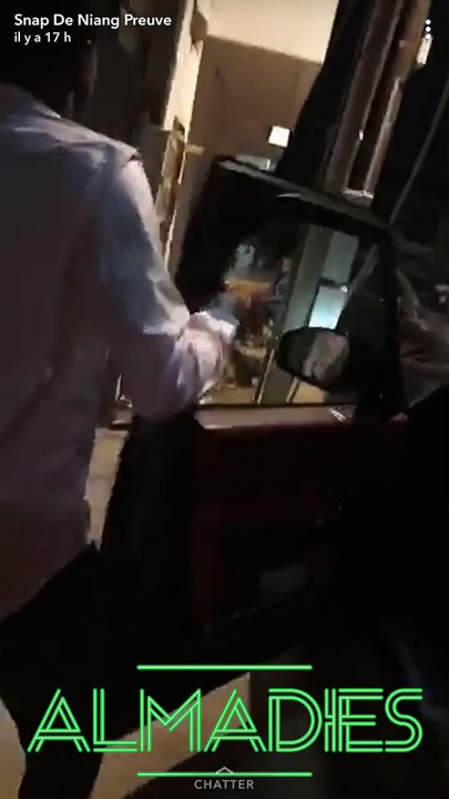 Bloqué dans les bouchons, Wally Seck continue sa route à pieds pour ne pas rater sa soirée