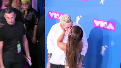 Ariana Grande defiende a Pete Davidson: 'Este hombre tiene una enfermedad autoinmune'