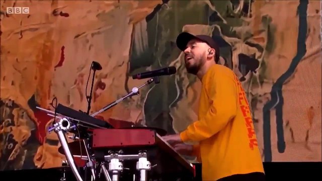 L'hommage de Mike Shinoda à Chester Bennington au Reading Festival vous donnera des frissons