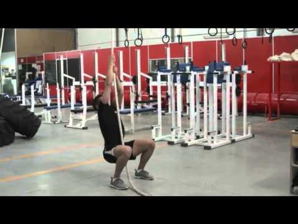 Entrenamiento fitness con cuerda: tracción vertical en cuerda