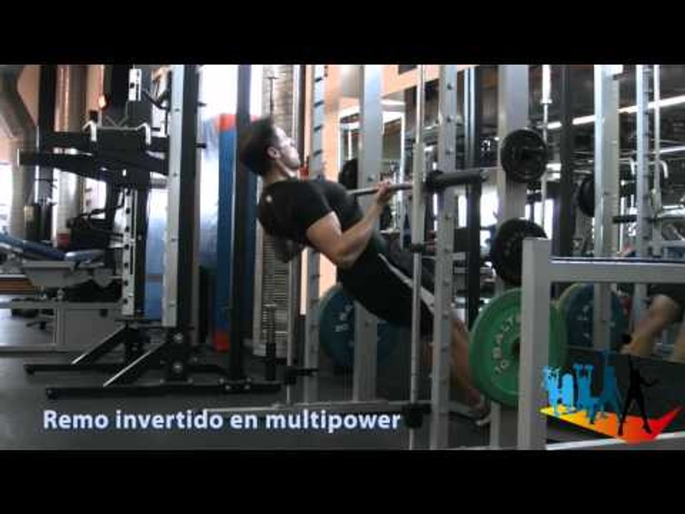 remo invertido en multipower para progresiones funcionales en fitness