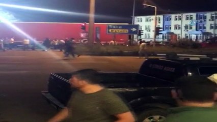 Küfürlü konuşanları uyaran taksiciye silahlı saldırı anı kamerada