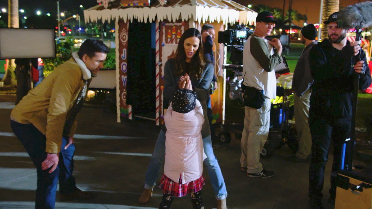 Jennifer Garner Shows Us Some Fun Crazy Hand Moves On Set
