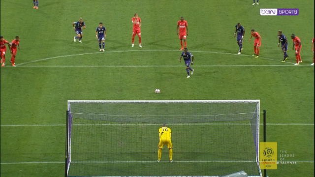 لقطة الدوري الفرنسي: بيرناردوني حارس نيم يحرم تولوز هدفَين موكّدَين