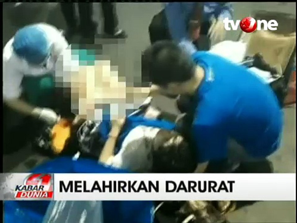 Seorang Wanita di Tiongkok Melahirkan di Peron...