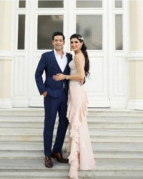 Mert Fırat, Kına Gecesinde Salona Taht Üstünde Giriş Yapan Sevgilisi İdil Fırat'dan Dolayı Eleştiri Oklarının Hedefi Oldu