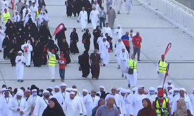 Jemaah Haji Lakukan Lontar Jumrah di Mina