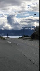 Atterrissage d'urgence d'un avion sur une route