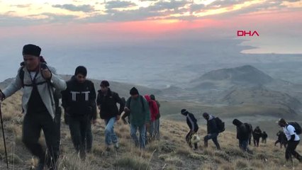 Van Gölü İçin Süphan'a Tırmandılar, İngiliz Uçağının Parçalarını Buldular Hd