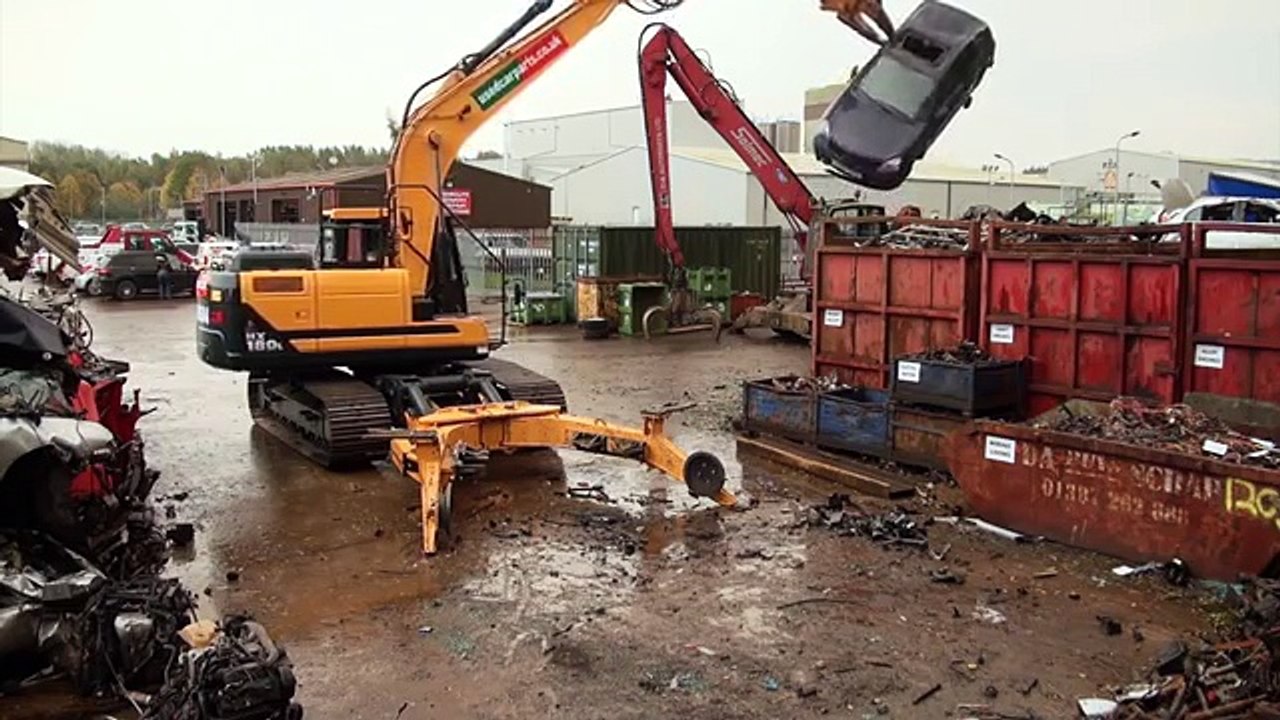 Démontage dune Clio dans une casse auto