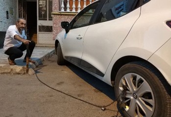 Aracını Yabancı Bir Binanın Önüne Park Etti, Otomobili Zincirlendi