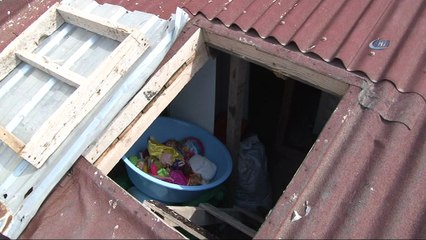 Küçük kızı, oyuncak almak için çatıya çıkarmışlar