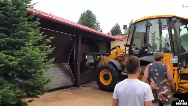 Ce russe en colère vient détruire la maison de ses voisins à coup de tractopelle