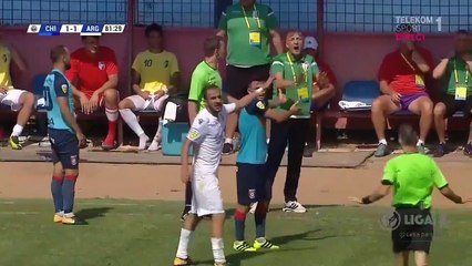 Un entraineur tacle un joueur en plein match... Carton rouge