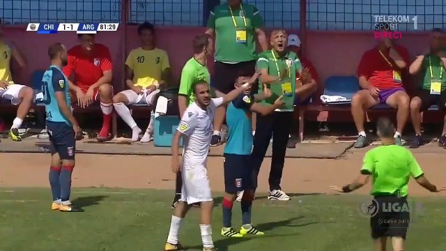 Un entraineur tacle un joueur en plein match... Carton rouge