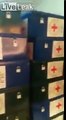 Des milliers de dollars cachés dans des caisses de la Croix Rouge !