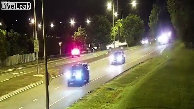 3 tours de rond point, ce 4x4 termine sur le toit !