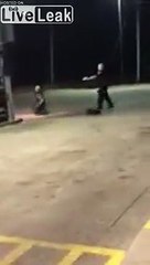 Il prend un coup de Taser et s'échappe en Moto !