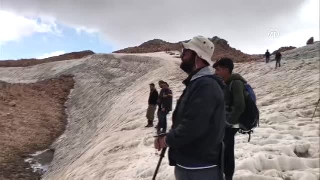 Van Gölü'ndeki Kirliliğe Dikkat Çekmek İçin Süphan'a Tırmandılar