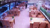 فيديو بيك أب يقتحم مطعماً ويستقر بين طاولاته