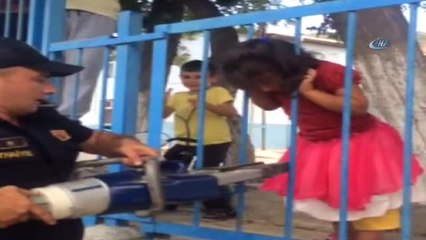 Kafası Demir Parmaklıklara Sıkışan Minik Kızı İtfaiye Kurtardı